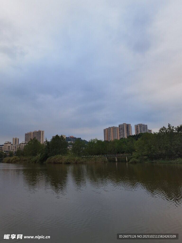 湖畔城市风光