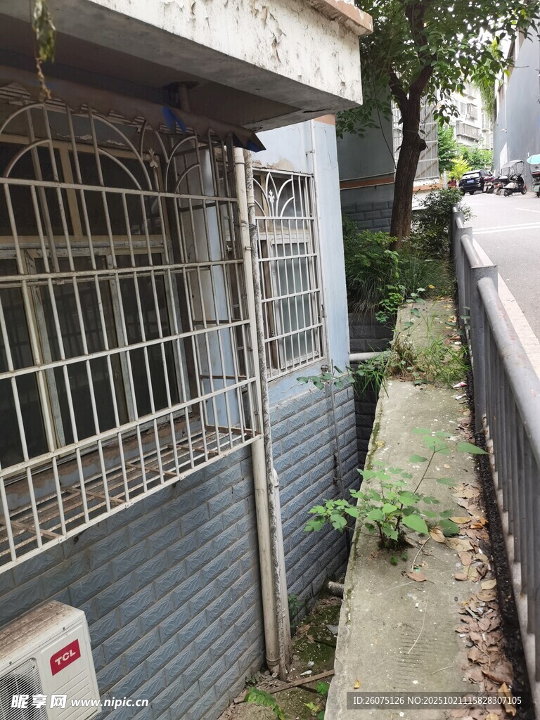 狭窄小巷中的铁栅栏建筑