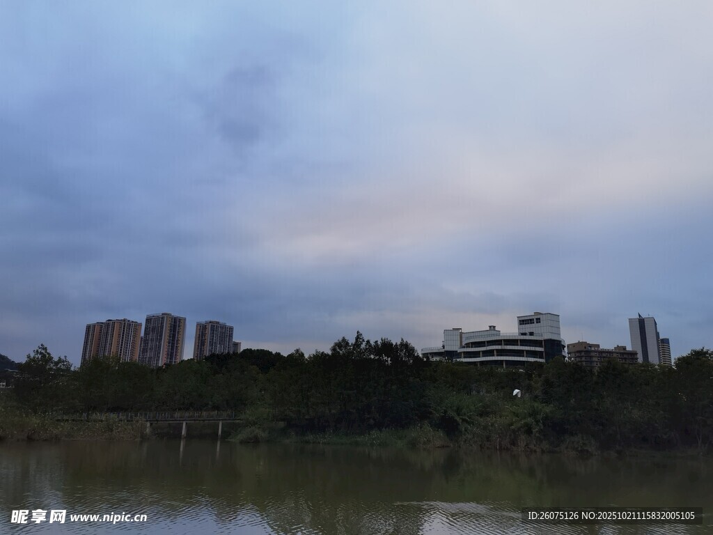 湖畔城市黄昏景致
