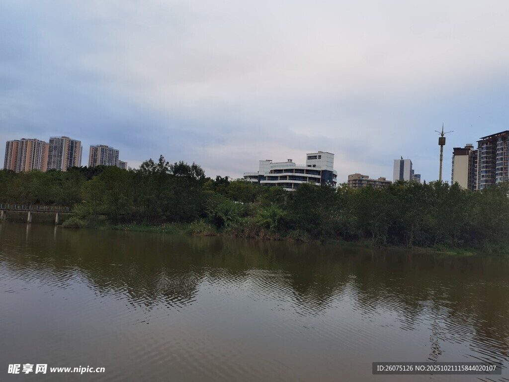 河畔城市风光