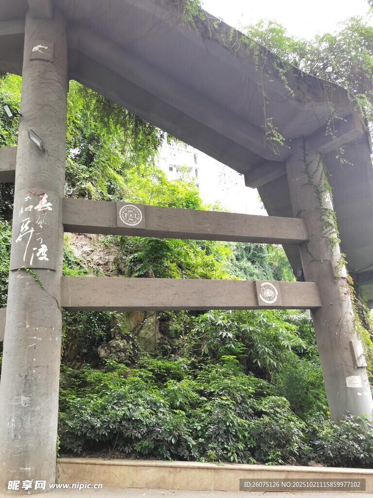 古朴石牌坊绿意环绕