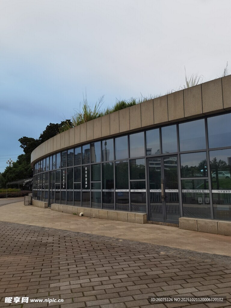 现代玻璃建筑外观展示