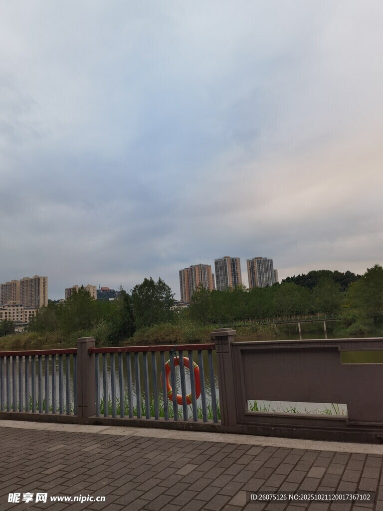 河畔栏杆旁的城市天际线