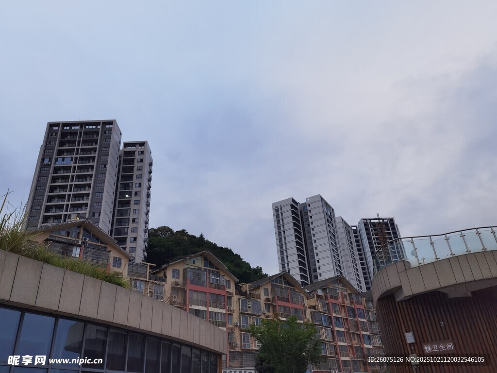 城市高楼与错落建筑景观