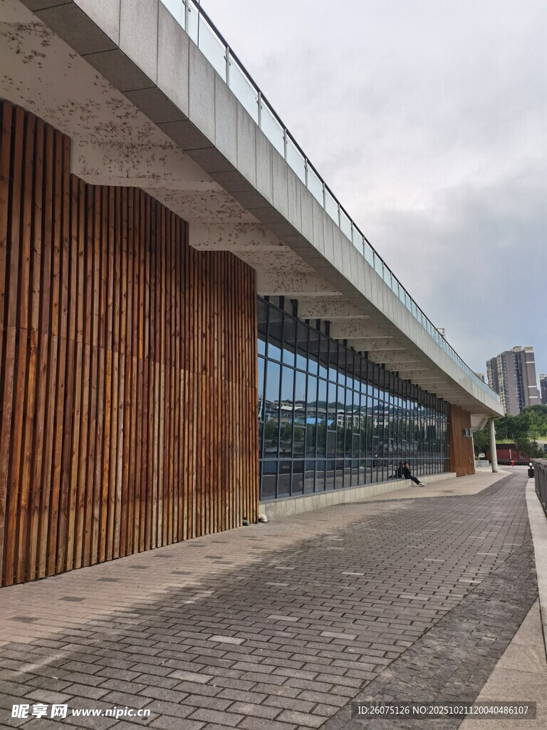 现代建筑外观与户外步道