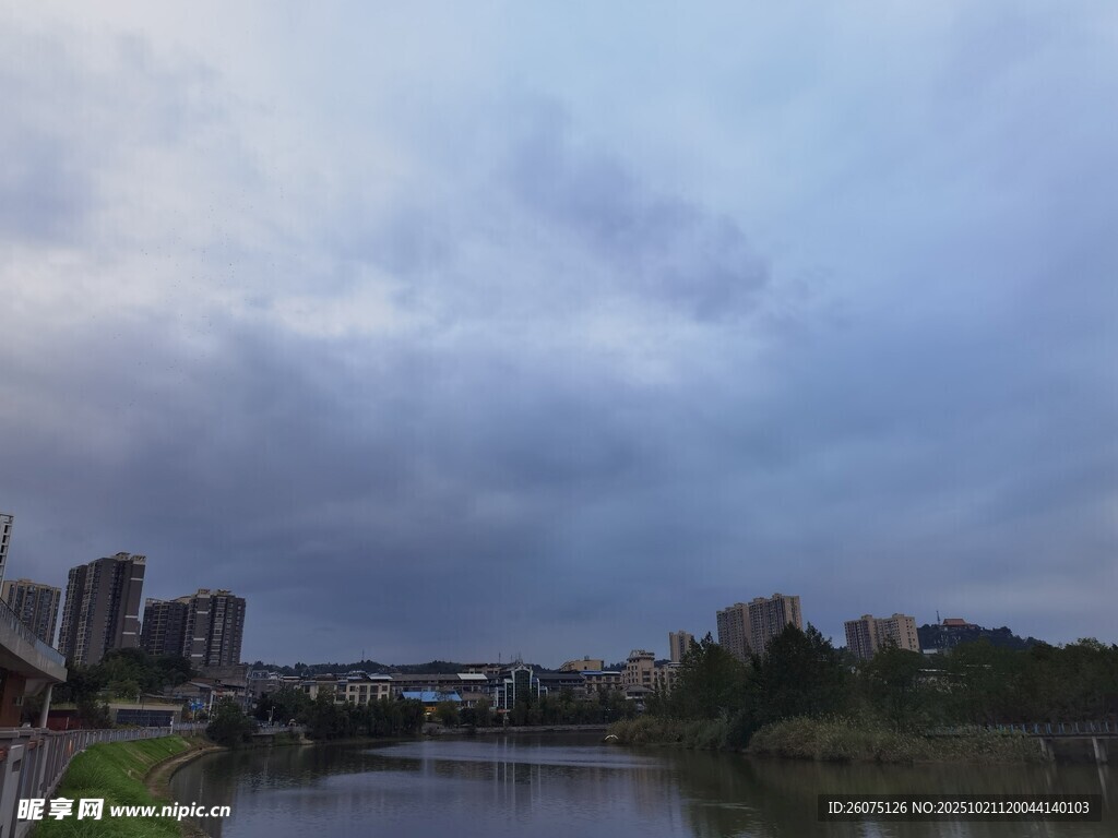 河畔城市景观阴云密布
