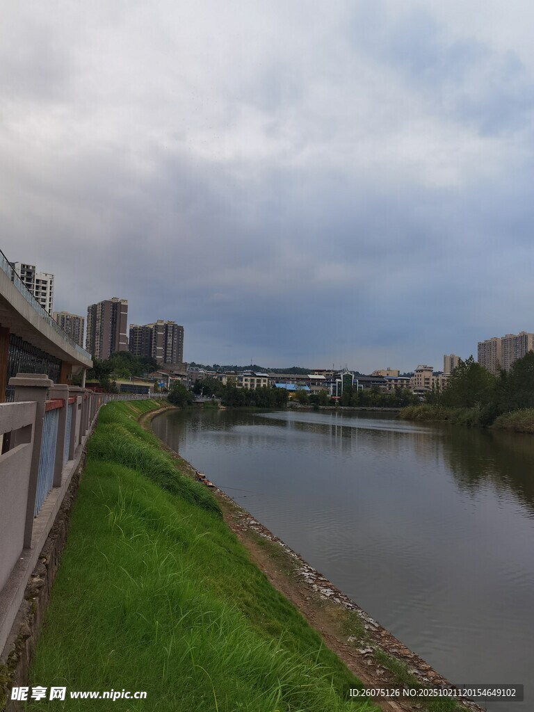 河畔风光城市绿野景色
