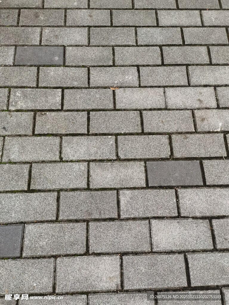 灰色整齐排列的砖块路面