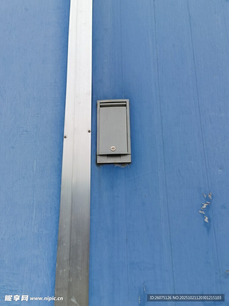 蓝色墙面的金属物件