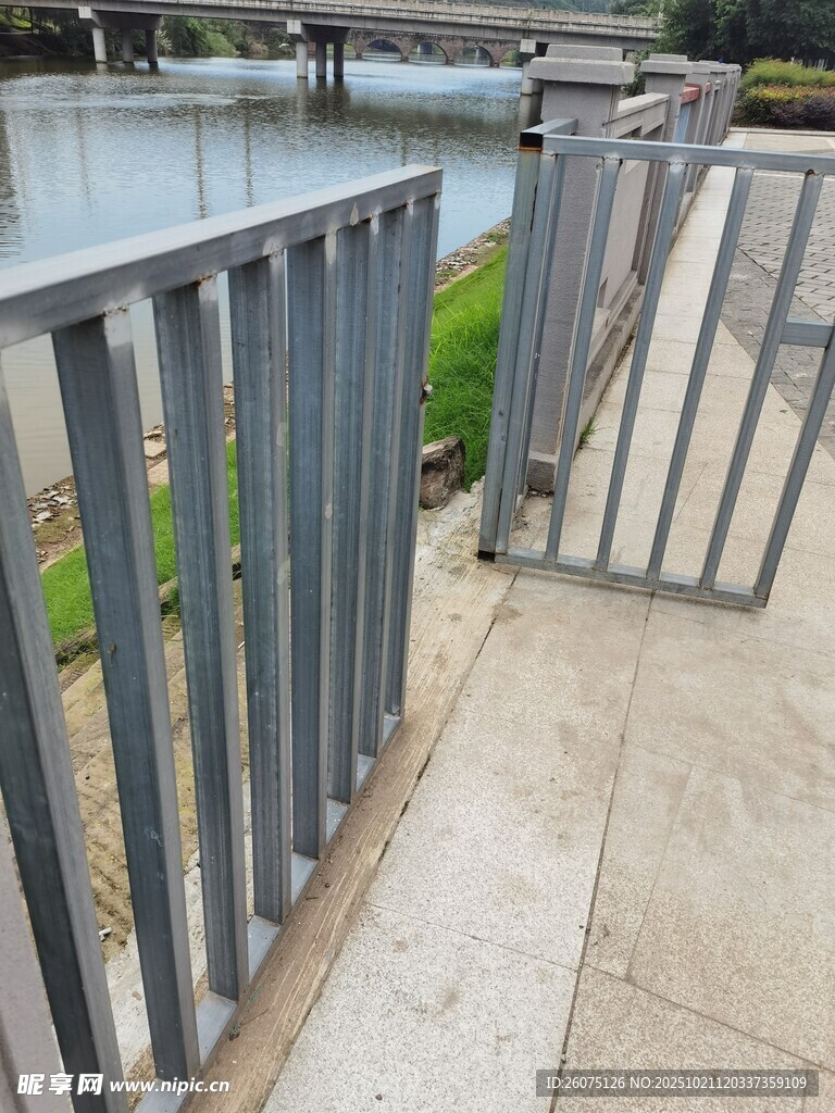 河边金属护栏人行道景观