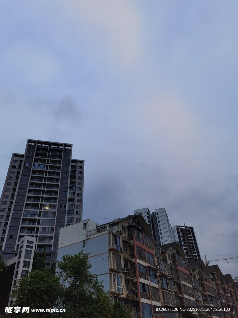 城市高楼与天边彩虹