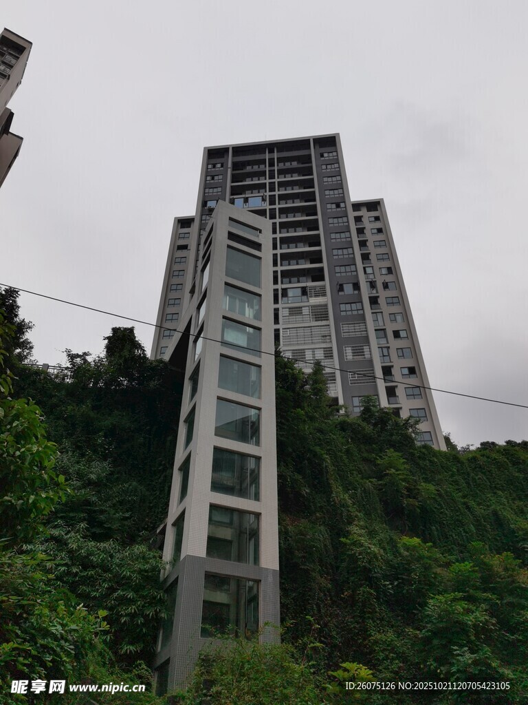 山林间的现代高层住宅