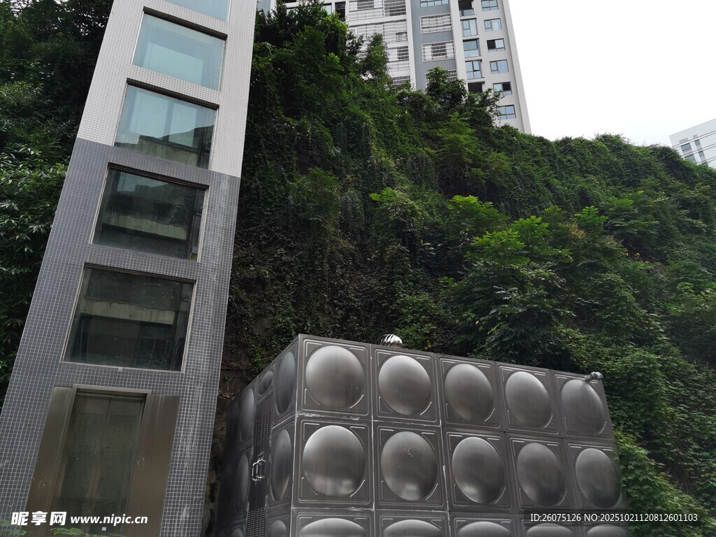 户外电梯金属水箱与绿植景观