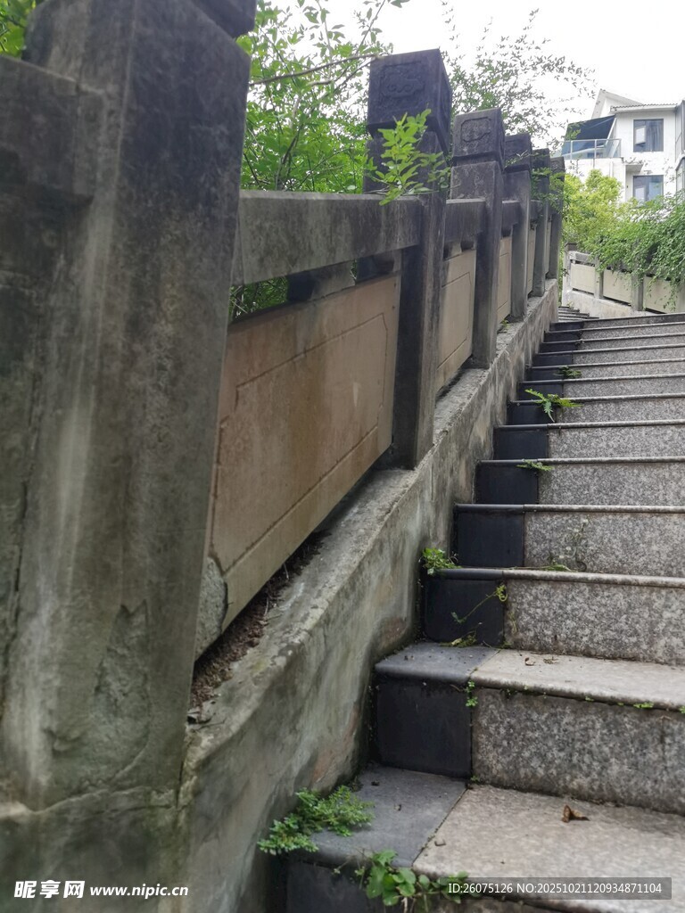 古老石阶旁的斑驳石护栏