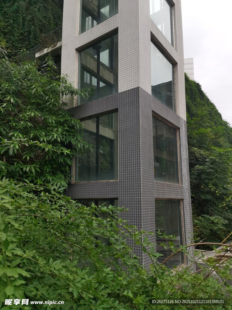 山林间的现代户外电梯