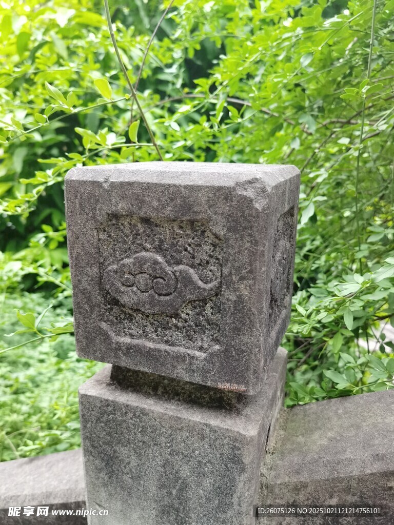 古朴石雕隐于绿意之间