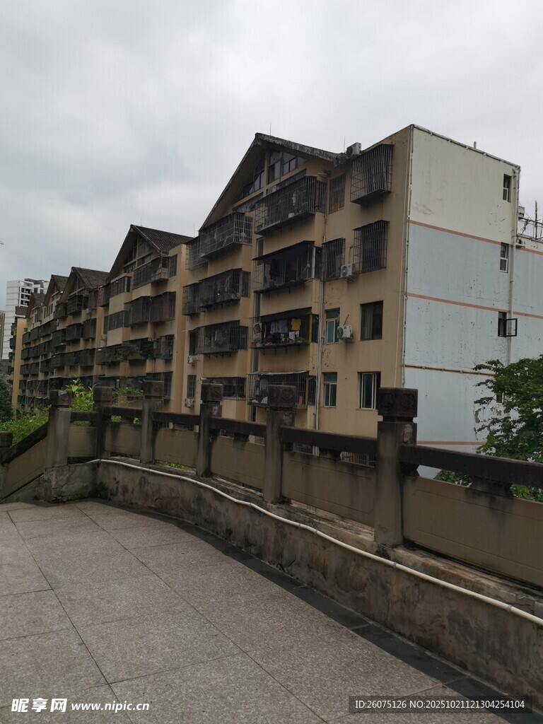 多层居民楼外观景象