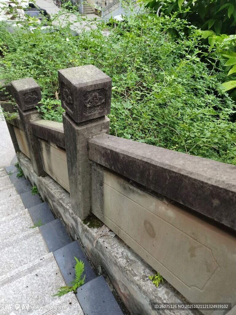 古朴石栏杆绿植相伴