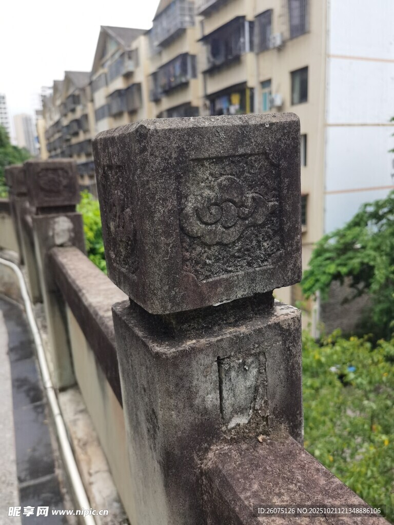 古朴石栏杆尽显岁月痕迹