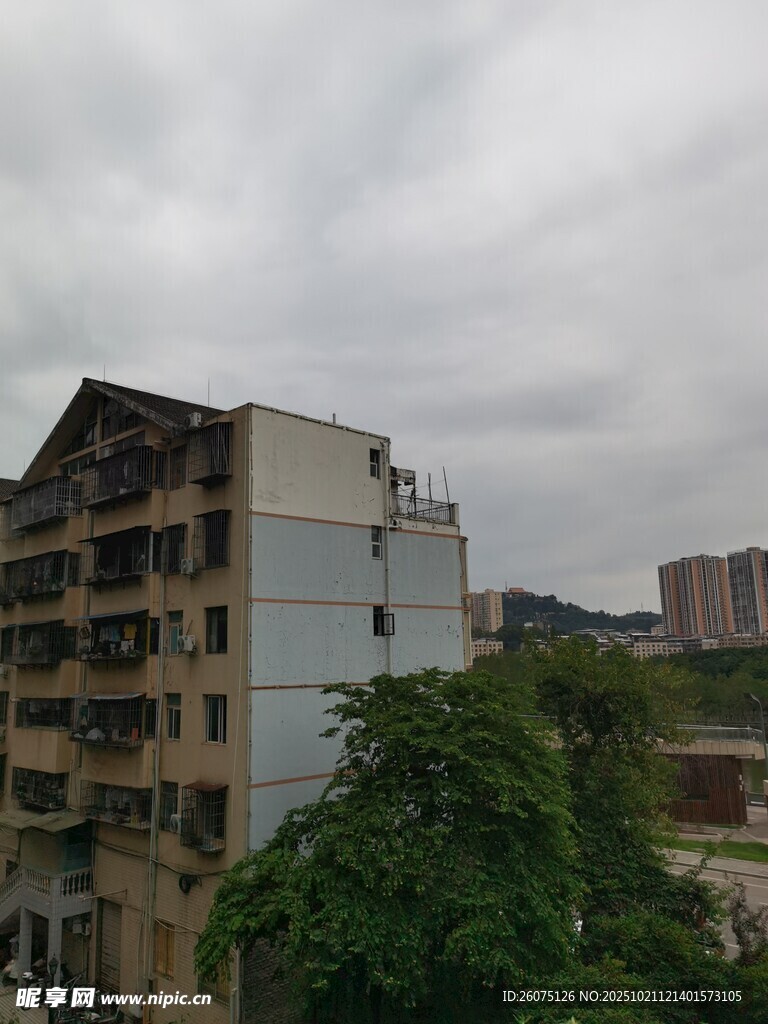 老旧居民楼与周边绿植景观