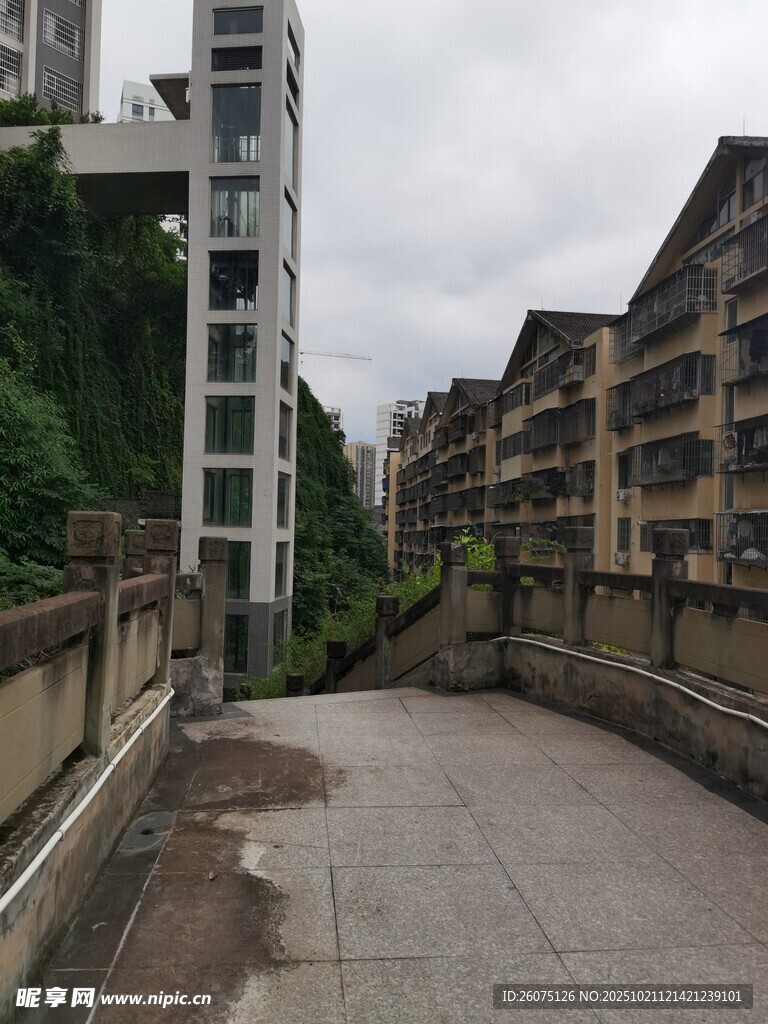 城市中幽静的楼间小道
