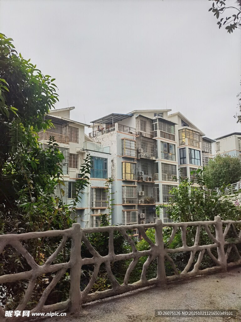 小区旁的木质围栏与楼房