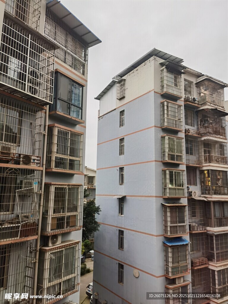 高层居民楼外观景象