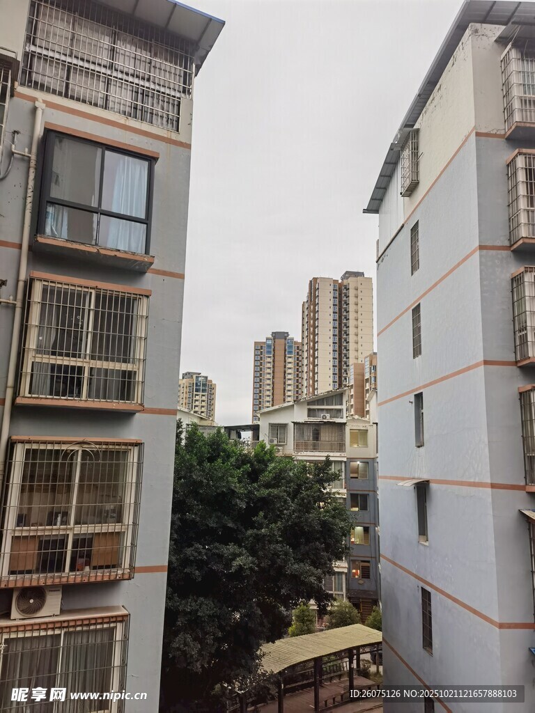 城市居民楼间的日常景象