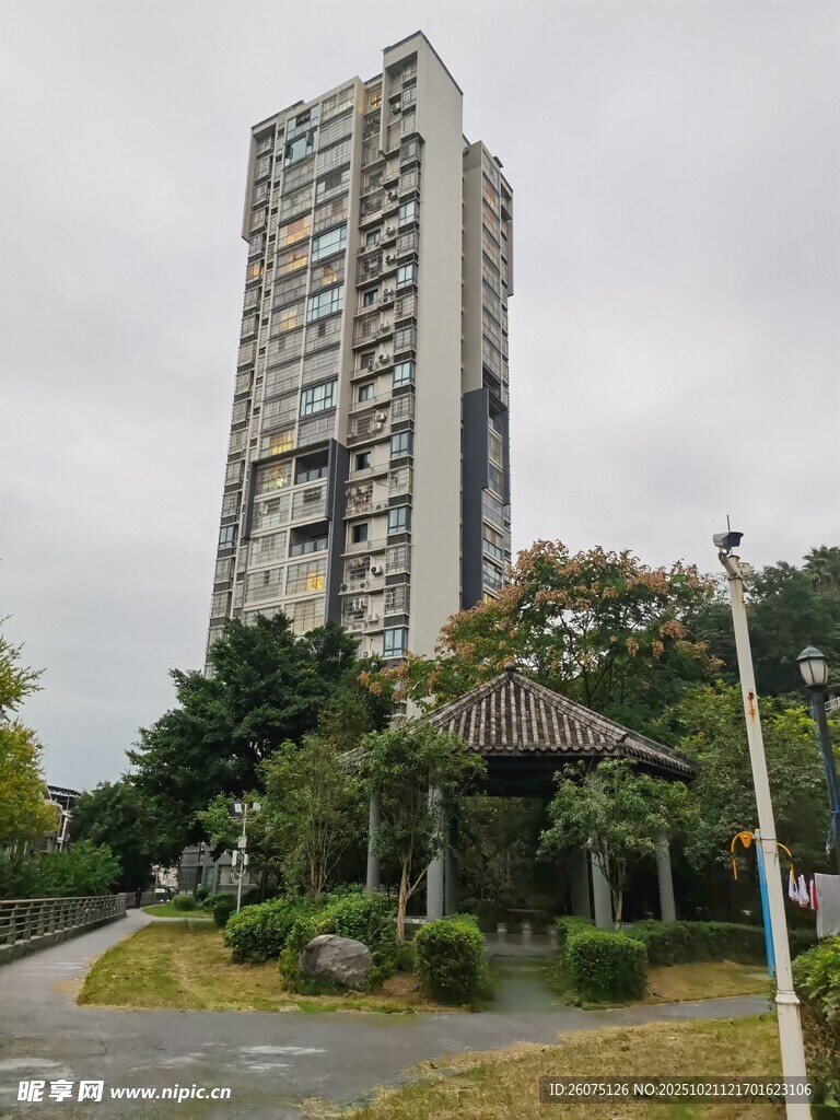 高层住宅旁的休闲景观