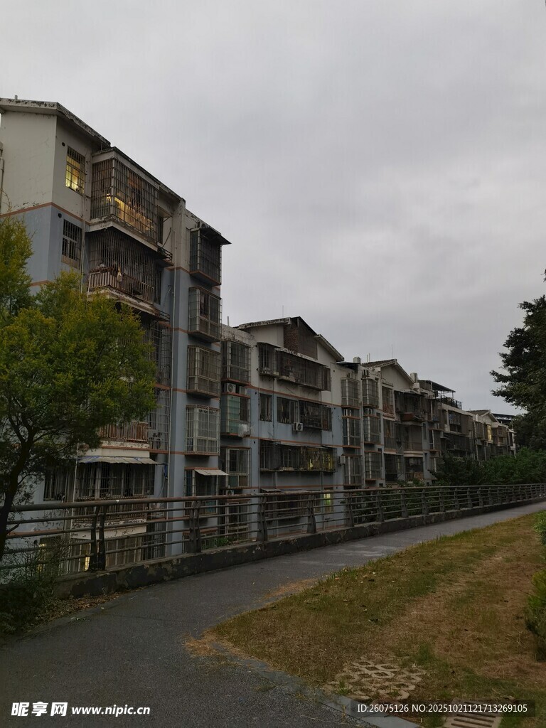 住宅区道路旁的多层建筑