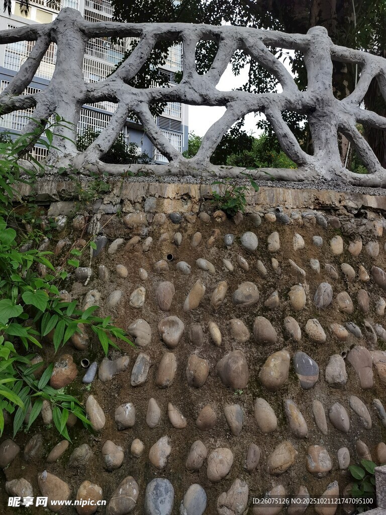 石砌围栏与绿植景观