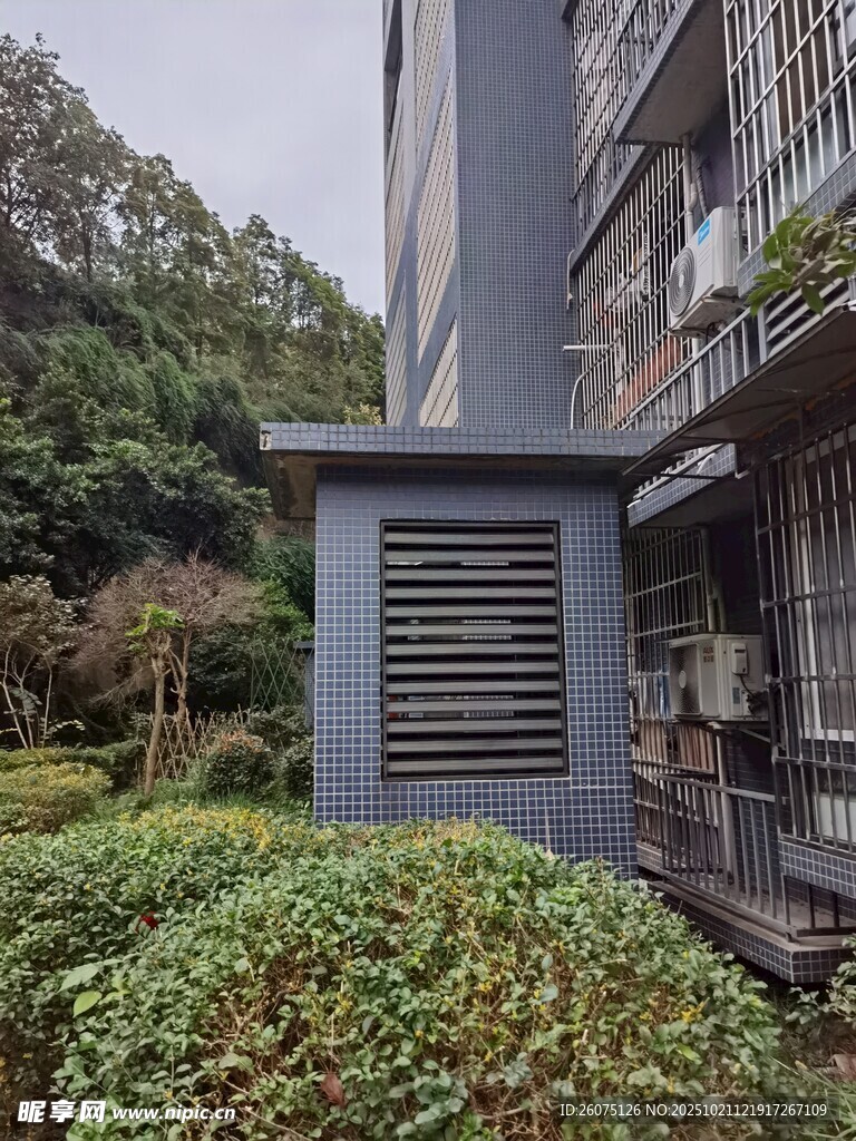 户外灰色通风装置及绿植