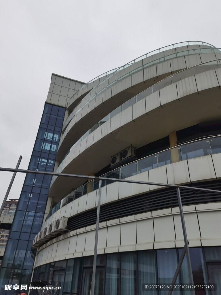 现代风格弧形建筑外观