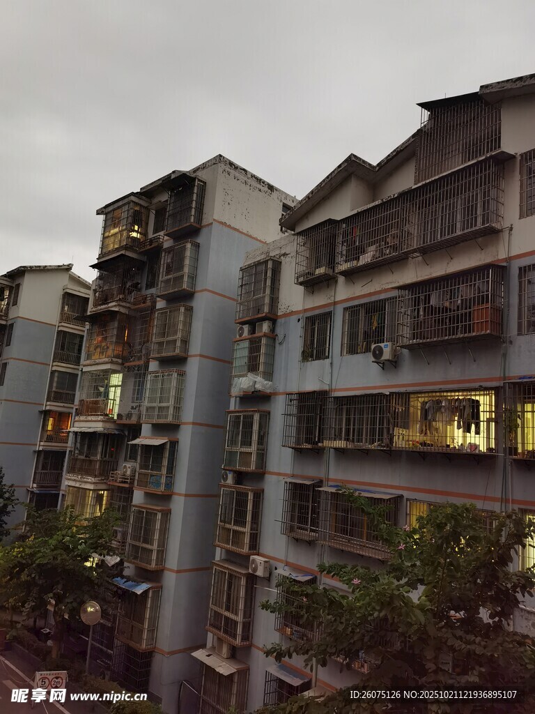 黄昏下的多层居民住宅楼