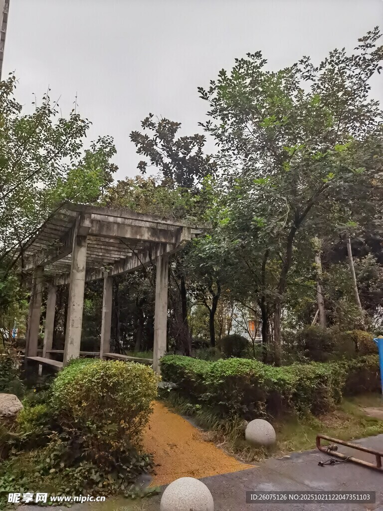园林中的古朴凉亭