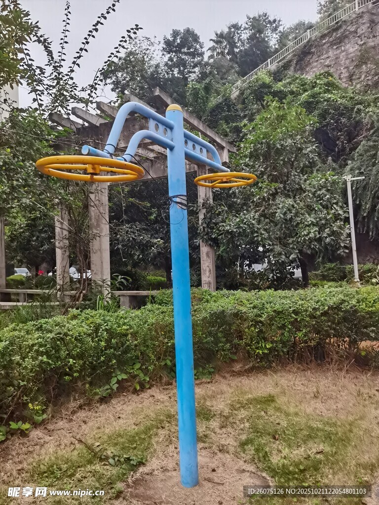户外蓝色健身器材