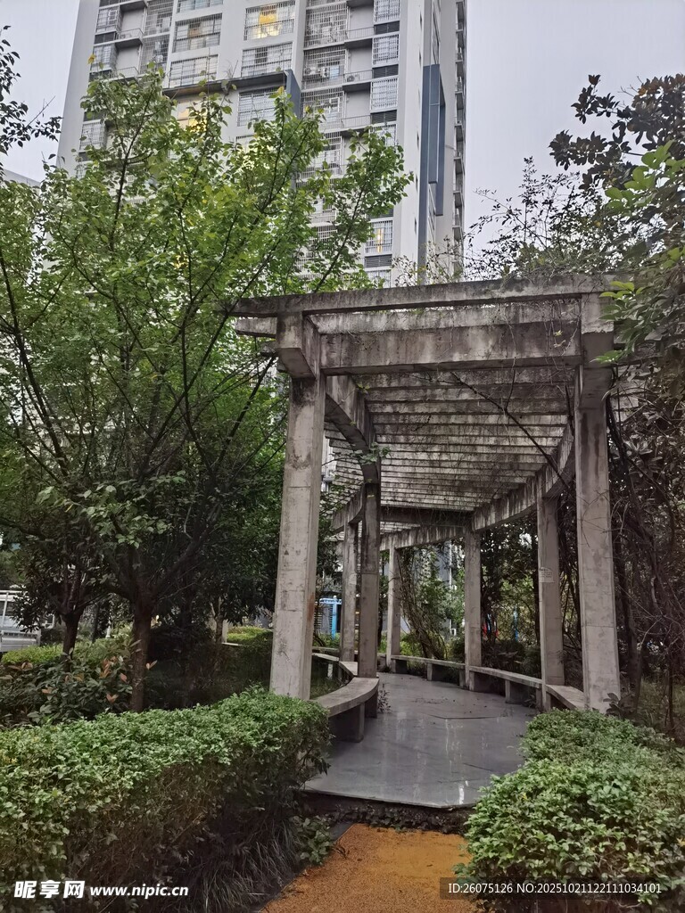 城市中静谧的木质廊架景观