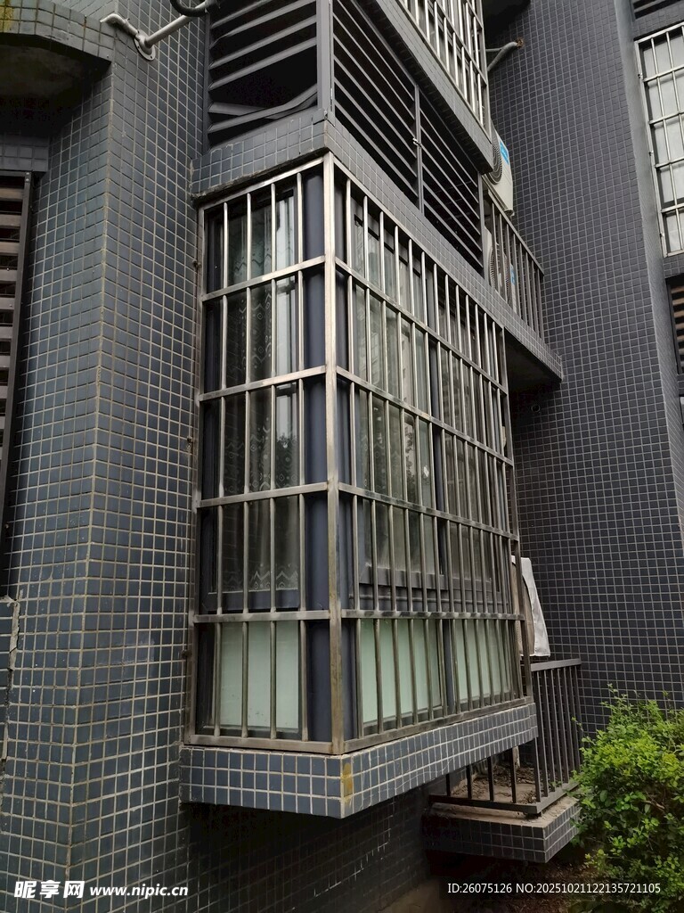 现代建筑外立面上的玻璃窗