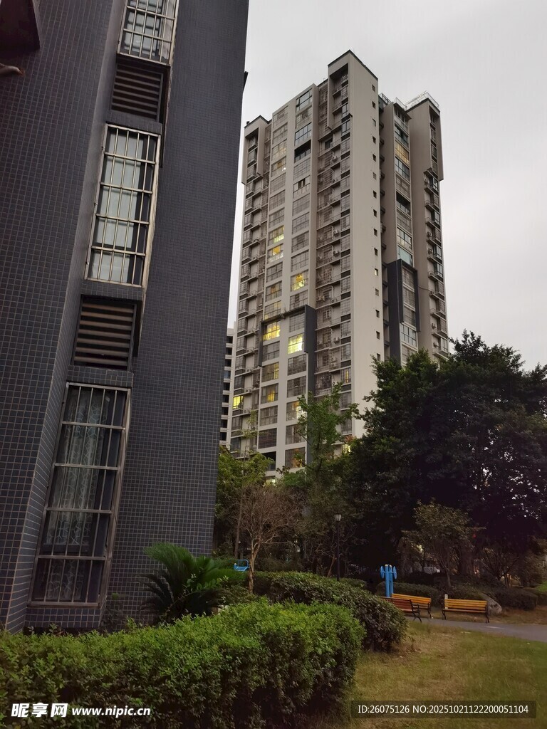 城市中的高层住宅楼景