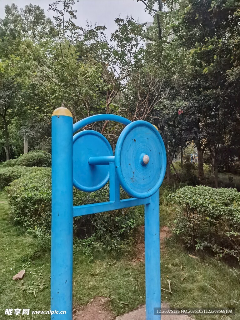 户外蓝色健身器材