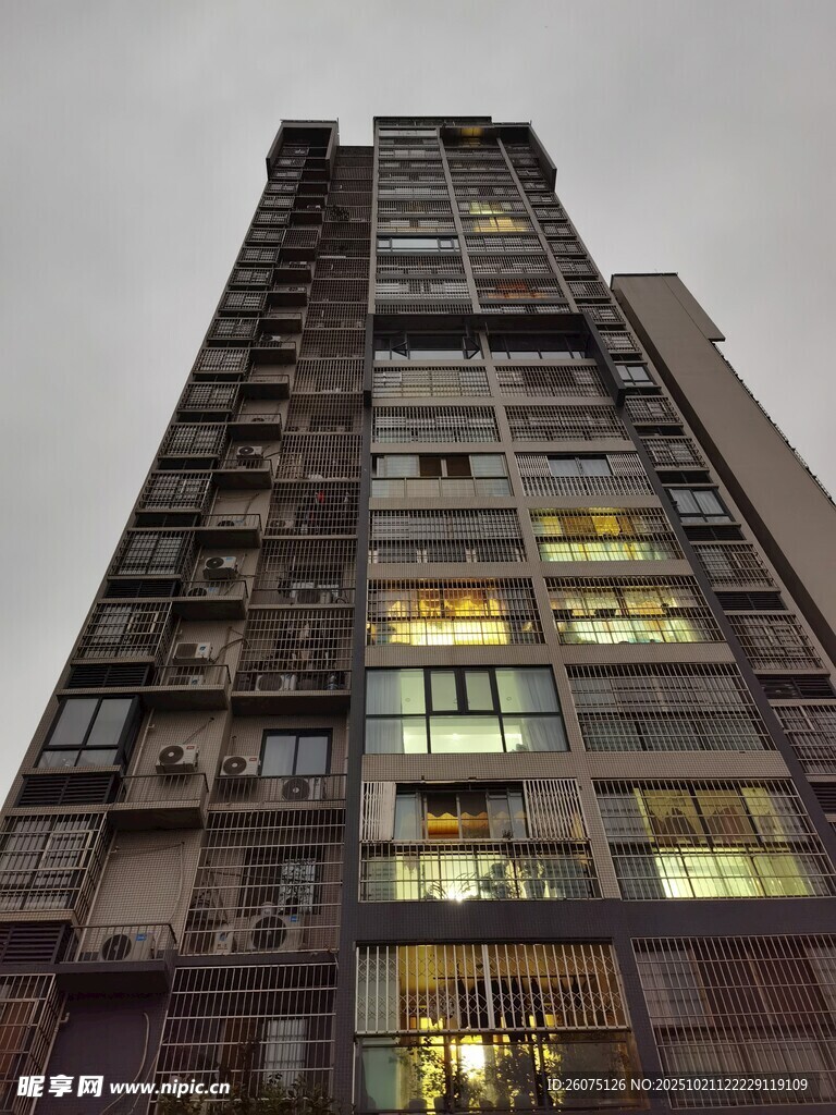 夜幕下的高层居民楼