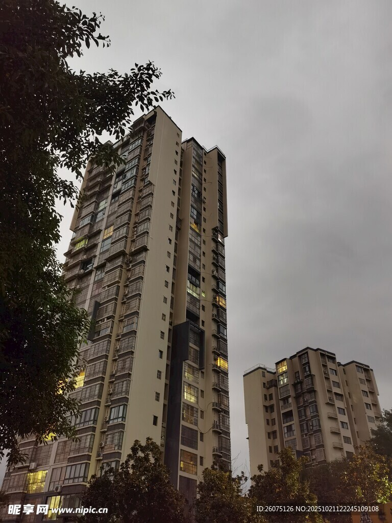 高层住宅阴沉天色下景象