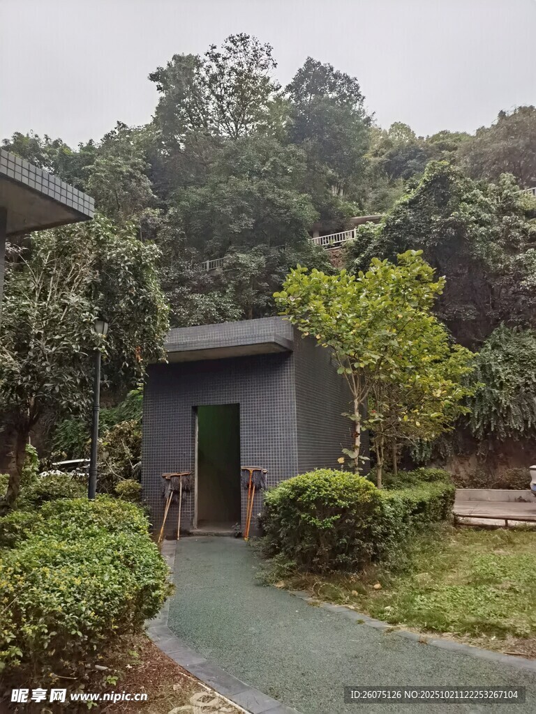 庭院绿植环绕的小屋