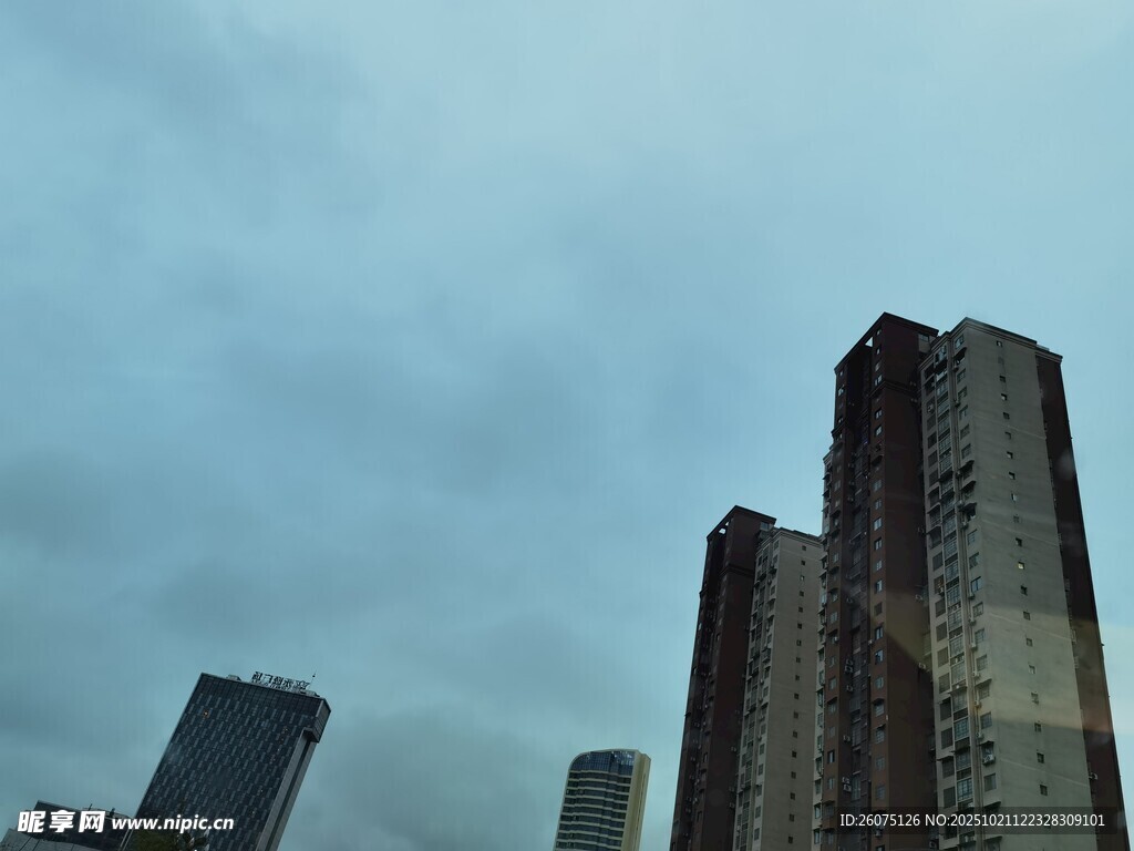 城市高楼与阴沉天空