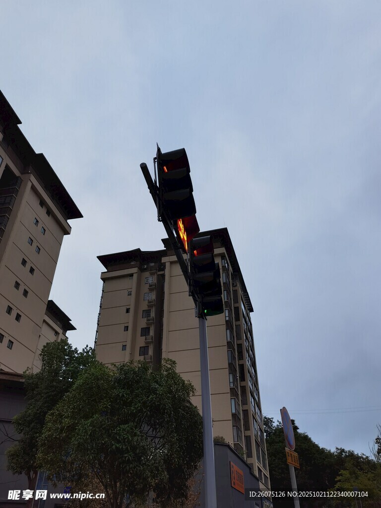 高楼旁的交通信号灯