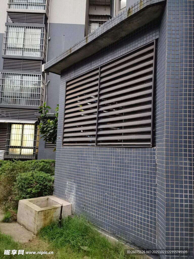 灰色建筑外墙通风口景观