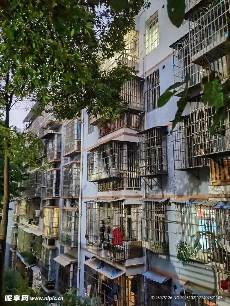 老旧居民楼的倒影景观
