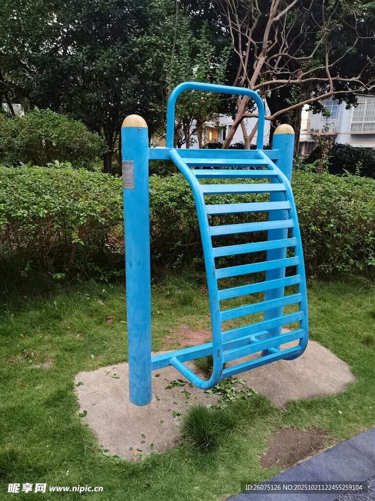 户外蓝色健身云梯设施