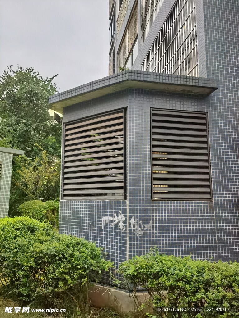 户外灰色金属百叶设备箱