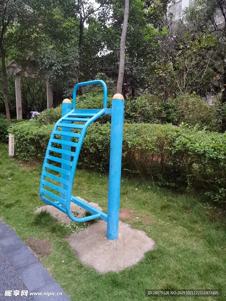 户外蓝色健身器材